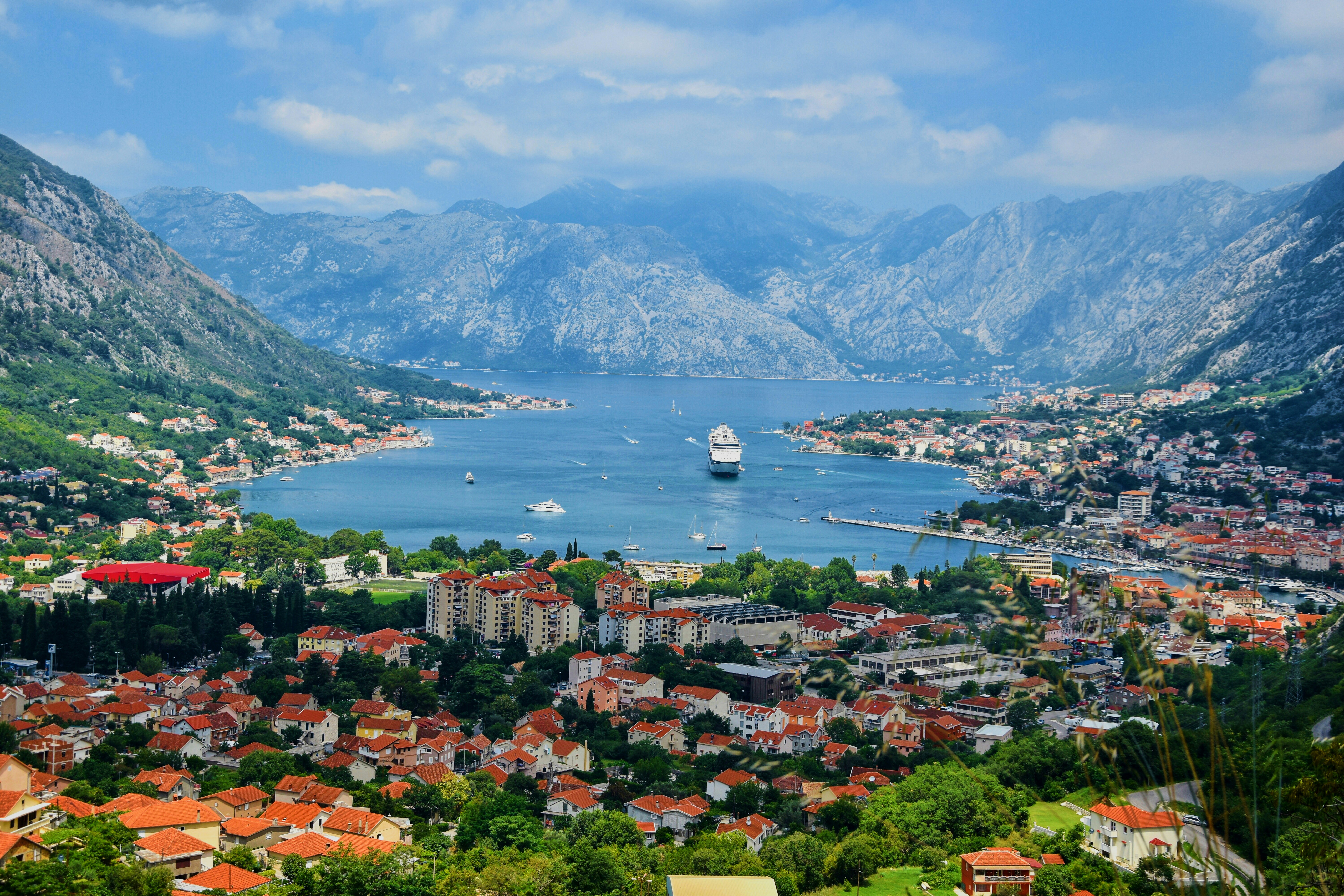 De baai en stad van Kotor, Montenegro