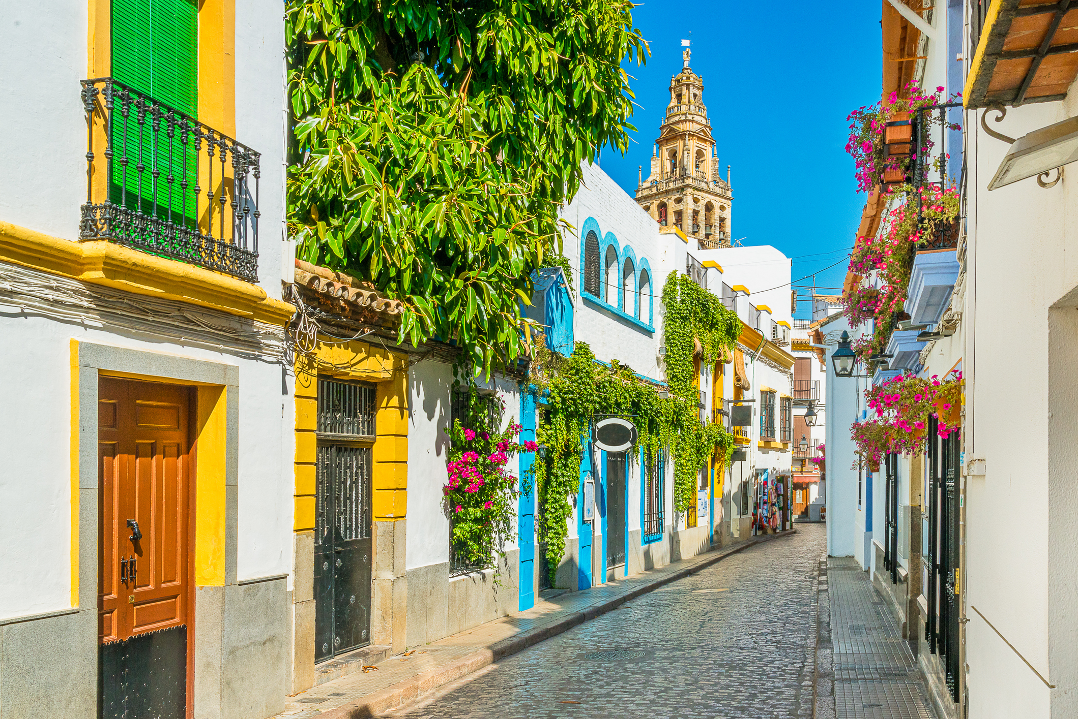 Joodse wijk van Cordoba met de klokkentoren van de moskee kathedraal. Andalusië