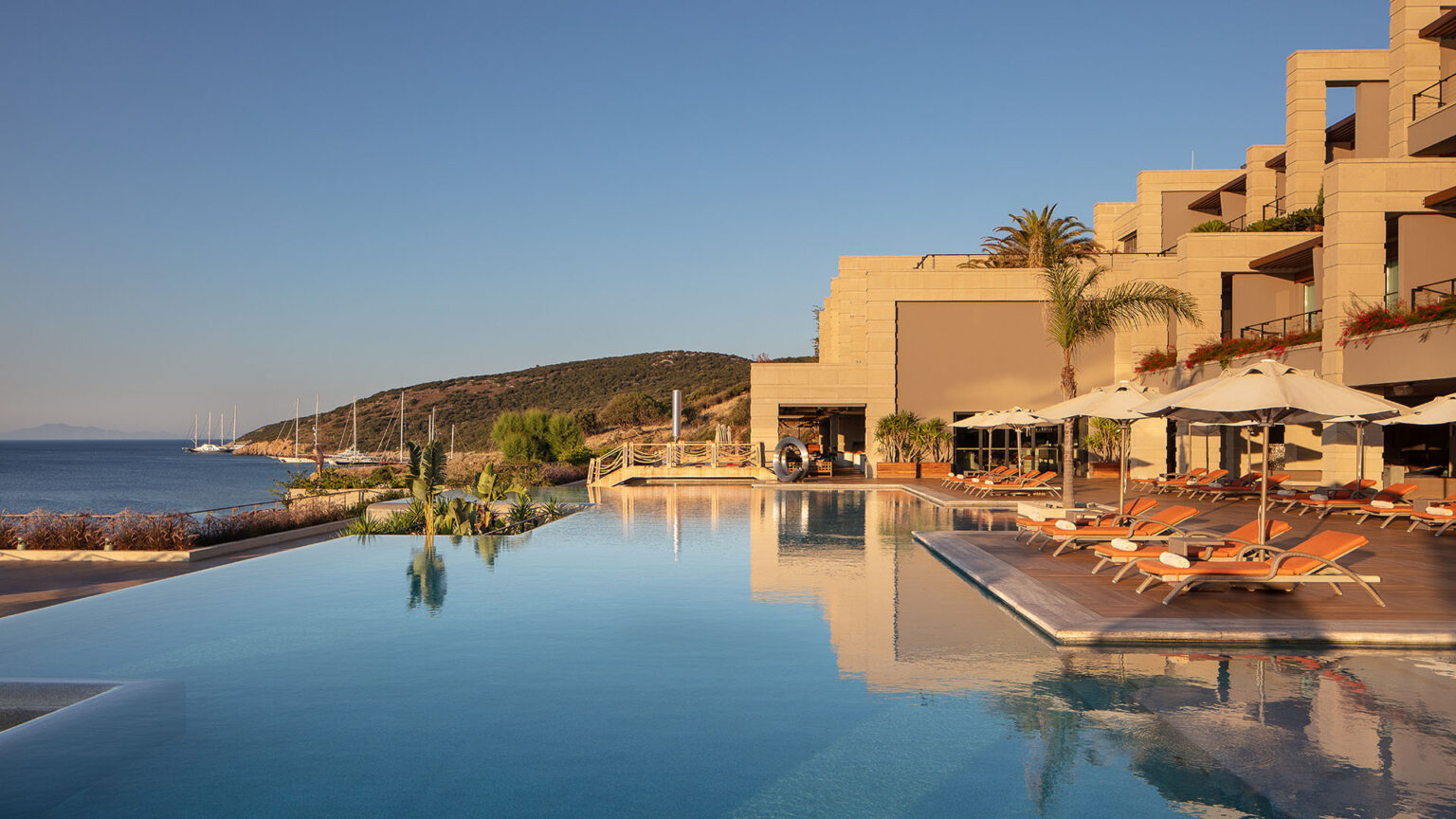 Caresse, een luxe resort & spa, Bodrum in Turkije een sereen zwembad bij Caresse, a Luxury Collection Resort & Spa, Bodrum by Travelizi