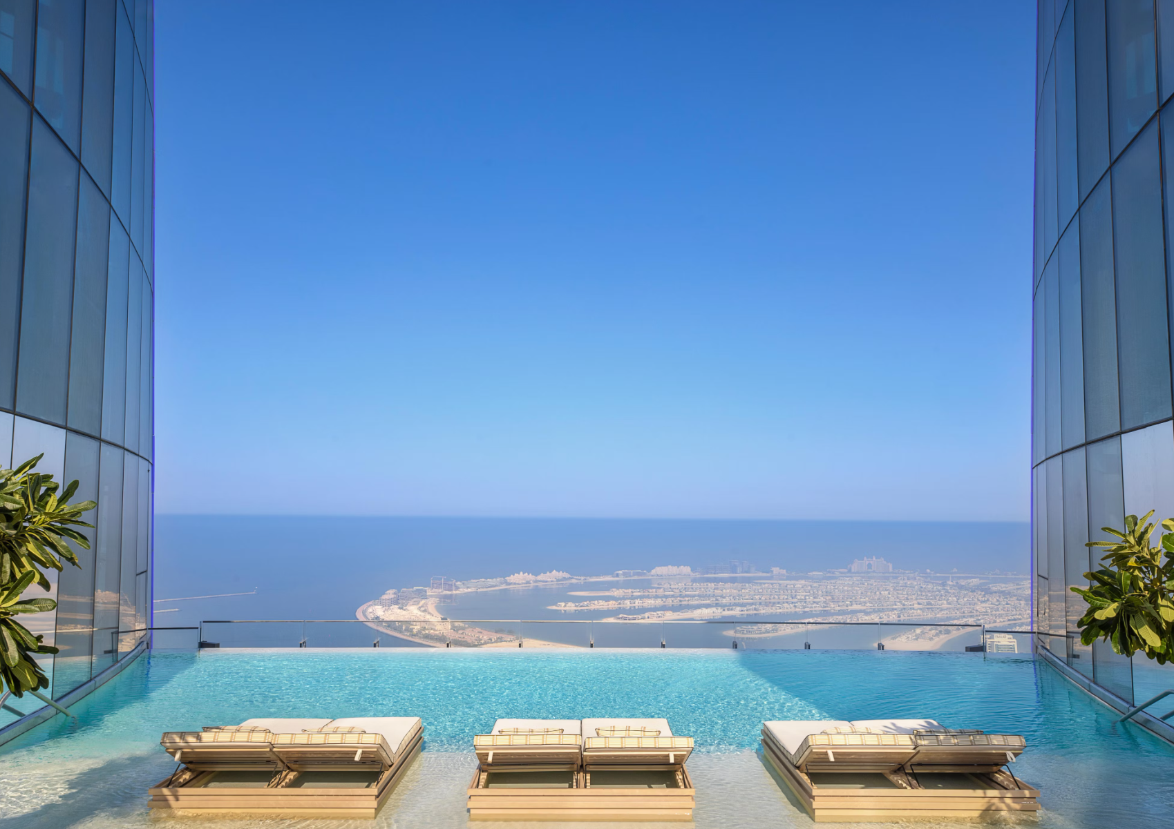 de TATTU Sky Pool, een infinity pool