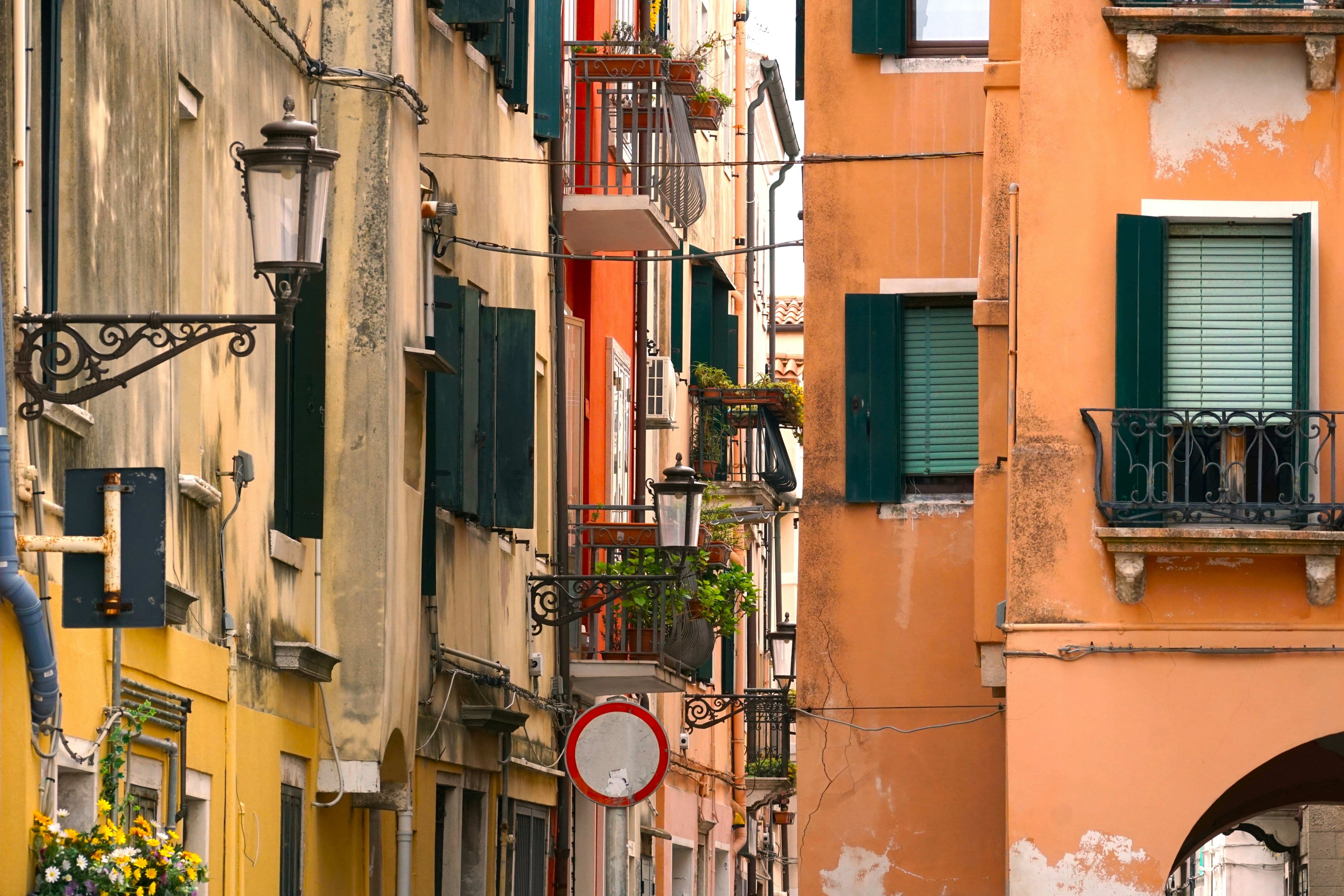 Typische geschilderde huizen in Chioggia
